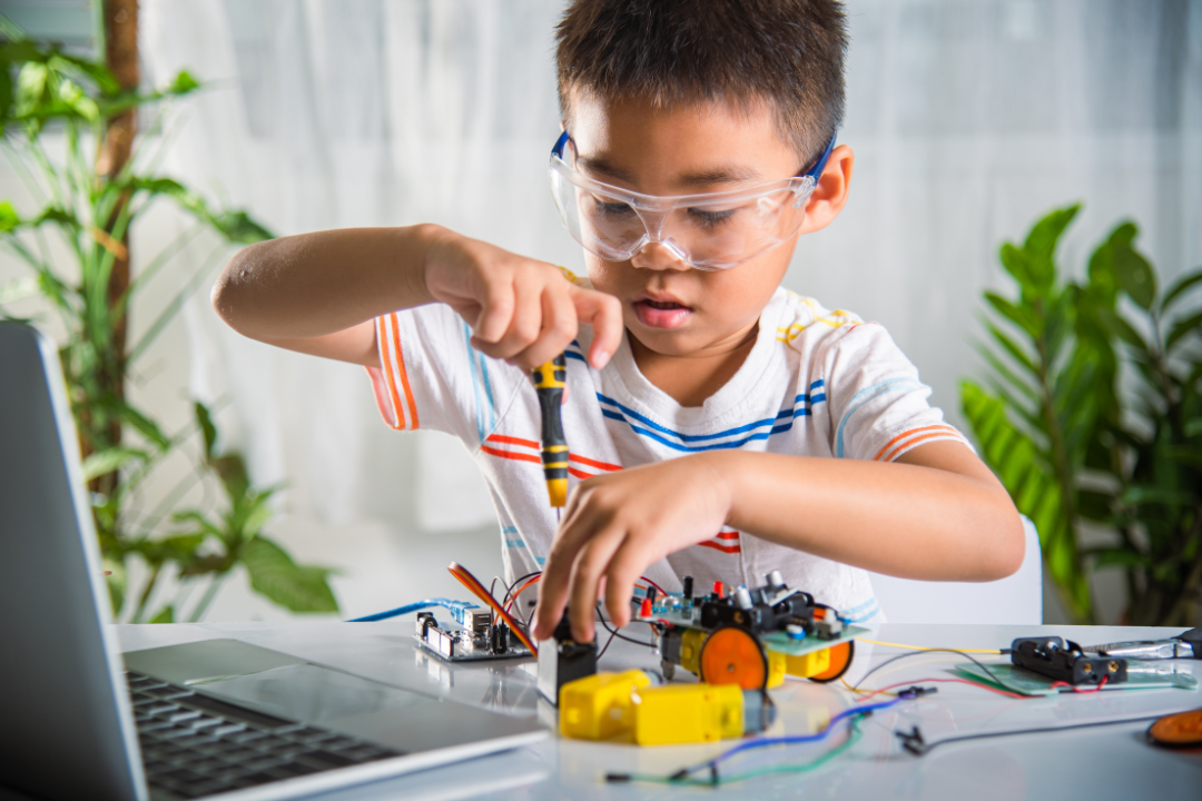 Coding: From hobby to passion, these 3 reasons will make your child like coding